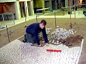 Kevin K&uuml;hnhold von der Tiefbaufirma G. Utsch aus Artern beim Verlegen von Natursteinpflaster. (Foto: Hans-J&uuml;rgen Schmidt)