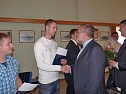 Zeugnisse übergeben (Foto: Karl-Heinz Herrmann) Zeugnisse übergeben (Foto: Karl-Heinz Herrmann)