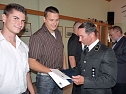 Zeugnisse übergeben (Foto: Karl-Heinz Herrmann) Zeugnisse übergeben (Foto: Karl-Heinz Herrmann)