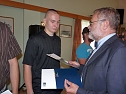 Zeugnisse übergeben (Foto: Karl-Heinz Herrmann) Zeugnisse übergeben (Foto: Karl-Heinz Herrmann)