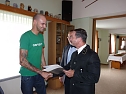 Zeugnisse übergeben (Foto: Karl-Heinz Herrmann) Zeugnisse übergeben (Foto: Karl-Heinz Herrmann)