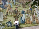 Volksfest vor Wandbild (Foto: Karl-Heinz Herrmann)