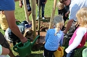 Zum Fest einen Baum gepflanzt (Foto: Karl-Heinz Herrmann)
