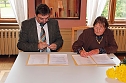 Unterzeichnung Schenkungsvertrag (Foto: Karl-Heinz Herrmann)