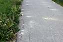 Jetzt schon Baumängel am neuen Radweg? (Foto: Karl-Heinz Herrmann) Jetzt schon Baumängel am neuen Radweg? (Foto: Karl-Heinz Herrmann)