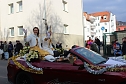 Närrinnen und Narren zogen durch die Stadt (1) Beim größten Rosenmontagsumzug im Norden Thüringens der heute am Vormittag auf der bekannten Route durch Sondershausen zog, war wie in den letzten Jahren ein großer Publikumsmagnet... Die Sondershäuser Narren und Jecken haben auch 2017 den Rosenmontag wieder fröhlich und beschwingt mit ihrem Umzug durch die Stadt zu einem Höhepunkt gemacht und auf (Foto: Karl-Heinz Herrmann) Närrinnen und Narren zogen durch die Stadt (1) Beim größten Rosenmontagsumzug im Norden Thüringens der heute am Vormittag auf der bekannten Route durch Sondershausen zog, war wie in den letzten Jahren ein großer Publikumsmagnet... Die Sondershäuser Narren und Jecken haben auch 2017 den Rosenmontag wieder fröhlich und beschwingt mit ihrem Umzug durch die Stadt zu einem Höhepunkt gemacht und auf (Foto: Karl-Heinz Herrmann)
