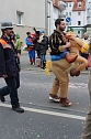 N&auml;rrinnen und Narren ziehen durch die Stadt (2) (Foto: Karl-Heinz Herrmann)