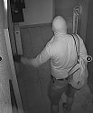 Wer erkennt den Einbrecher, Zeugen gesucht (Foto: Polizei) Wer erkennt den Einbrecher, Zeugen gesucht (Foto: Polizei)