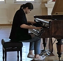 Dina Ivanova zur Liszt-Biennale am Liszt-Fl&uuml;gel (Foto: Dr. Klaus Buchmann)