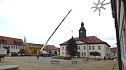 Weihnachtstanne wird von dem Frankenh&auml;user Rathaus aufgestellt (Foto: Stadtmarketing Bad Frankenhausen)
