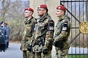 Gelöbnis neuer Soldatinnen und Soldaten der Bundeswehr im Lustgarten im Schloss Sondershausen (Foto: Eva Maria Wiegand) Gelöbnis neuer Soldatinnen und Soldaten der Bundeswehr im Lustgarten im Schloss Sondershausen (Foto: Eva Maria Wiegand)