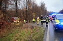 Der verunfallte Fahrer musste mit der Rettungsschere aus seinem Auto befreit werden (Foto: S. Diezel)