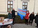 Vor dem Landratsamt Kyffhäuserkreis hissten Christin Nowak, Gleichstellungsbeauftragte der Stadt Sondershausen, Bürgermeister Steffen Grimm, Landrätin Antje Hochwind-Schneider und Constanze Gothe vom Frauenhaus in Sondershausen die Flagge gegen Gewalt an Frauen und Mädchen. (Foto: Janine Skara) Vor dem Landratsamt Kyffhäuserkreis hissten Christin Nowak, Gleichstellungsbeauftragte der Stadt Sondershausen, Bürgermeister Steffen Grimm, Landrätin Antje Hochwind-Schneider und Constanze Gothe vom Frauenhaus in Sondershausen die Flagge gegen Gewalt an Frauen und Mädchen. (Foto: Janine Skara)