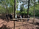 Sch&uuml;lerinnen und Sch&uuml;ler der 7. Klasse der Franzbergschule bauen ein neues Kletterger&uuml;st f&uuml;r die Kattas im Affenwald Strau&szlig;berg (Foto: Silvio Dietzel)