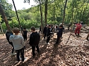 Sch&uuml;lerinnen und Sch&uuml;ler der 7. Klasse der Franzbergschule bauen ein neues Kletterger&uuml;st f&uuml;r die Kattas im Affenwald Strau&szlig;berg (Foto: Silvio Dietzel)