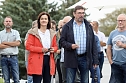 Sportzentrum "Am Göldner" wurde feierlich eröffnet. 2.v.li. Landrätin Antje Hochwind-Schneider; 2. v.re. Joachim Kreyer (bis 2018 Bürgermeister der Stadt Sondershausen) (Foto: Eva Maria Wiegand) Sportzentrum "Am Göldner" wurde feierlich eröffnet. 2.v.li. Landrätin Antje Hochwind-Schneider; 2. v.re. Joachim Kreyer (bis 2018 Bürgermeister der Stadt Sondershausen) (Foto: Eva Maria Wiegand)