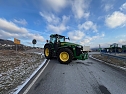  Landwirte mit ihren Maschinen blockieren die Bundesstra&szlig;e 4 bei Sondershausen (Foto: S. Dietzel)