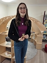 Siegerin Dana des Schreibwettbewerbs f&uuml;r Kinder und Jugendliche in der Stadtbibliothek Johann-Karl-Wezel  (Foto: Janine Skara)