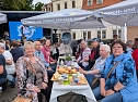 Seniorenfr&uuml;hst&uuml;ck auf dem Sondersh&auml;user Marktplatz (Foto: Janine Skara)