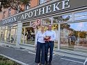 Blicken auf 30 erfolgreiche Jahre mit der Loewen-Apotheke zur&uuml;ck: B&auml;rbel und Thomas Wi&szlig;gott (Foto: Janine Skara)