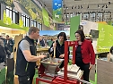 Landr&auml;tin Antje Hochwind-Schneider und Christian SchelDer Tourismusverband S&uuml;dharz Kyffh&auml;user auf der Gr&uuml;nen Woche in Berlin.  (Foto: Andrea Hellmann)