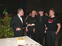 Verteilung Torte (Foto: Karl-Heinz Herrmann)