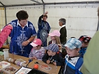 Fest in Kinderhand (Foto: Karl-Heinz Herrmann)