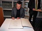 Ins Ehrenbuch eingetragen (Foto: Karl-Heinz Herrmann)