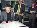 Ins Ehrenbuch eingetragen (Foto: Karl-Heinz Herrmann)