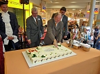 Torte angeschnitten (Foto: Karl-Heinz Herrmann)
