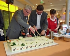 Torte angeschnitten (Foto: Karl-Heinz Herrmann)