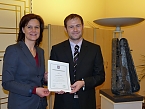 Ernennungsurkunde erhalten (Foto: Karl-Heinz Herrmann)