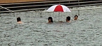 Mit Schirm, Charme und kaltem Wasser (Foto: privat/DRK)
