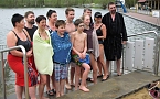 Mit Schirm, Charme und kaltem Wasser (Foto: privat/DRK)