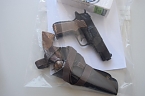 Waffen, Masken und Beutegut (Foto: Polizei)