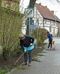 Trotz Regens Rekordbeteiligung beim 2. Etzlebener Fr&uuml;hjahresputz (Foto: Peter Ke&szlig;ler)