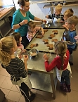 B&auml;cker Hartmann b&auml;ckt mit Kindern (Foto: Kita Arche Noah)