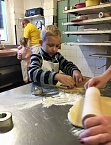 B&auml;cker Hartmann b&auml;ckt mit Kindern (Foto: Kita Arche Noah)