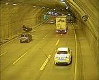 Fliegendes Auto im Tunnel (Foto: API)