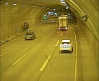 Fliegendes Auto im Tunnel (Foto: API)