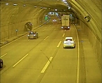 Fliegendes Auto im Tunnel (Foto: API)