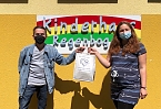 Ronald R&ouml;mer (VdK) &uuml;bergibt Stra&szlig;enmalkreide an die Leiterin des Kinderhaus Regenbogen Cindy Hilker-Langenhahn (Foto: VdK Ortsverband Artern)