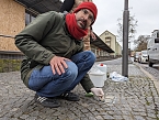 Philipp Steinkamp ist neuer Sammlungsleiter im Schlossmuseum Sondershausen und beteiligte sich an der Putzaktion der Stolpersteine (Foto: Janine Skara)