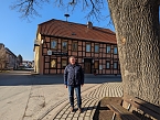 Steffen Kellermann ist seit 4 Jahren Ortsteilb&uuml;rgermeister in Berka und sch&auml;tzt den Zusammenhalt unter den Einwohnern. Hier vor dem Dorfkrug in Berka (Foto: Janine Skara)