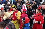 Ein bunter Karnevalszug zog sich am Rosenmontag durch Sondershausen (Foto: Eva Maria Wiegand)