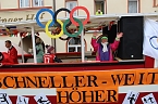 Ein bunter Karnevalszug zog sich am Rosenmontag durch Sondershausen (Foto: Eva Maria Wiegand)