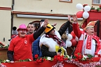 Ein bunter Karnevalszug zog sich am Rosenmontag durch Sondershausen (Foto: Eva Maria Wiegand)
