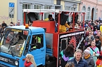 Ein bunter Karnevalszug zog sich am Rosenmontag durch Sondershausen (Foto: Eva Maria Wiegand)