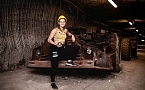 Chantal Rimke mit Kugel vor einem S10.000  (Foto: C.Keil)