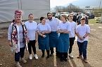 Sch&uuml;lerinnen und Sch&uuml;ler des SBZ Kyffh&auml;userkreis, mit ihrer Lehrerin Frau Melzer, sorgten f&uuml;r leckere Canapees und Getr&auml;nke beim Richtfest f&uuml;r den Berufsschulen-Campus in Sondershausen (Foto: Eva Maria Wiegand)